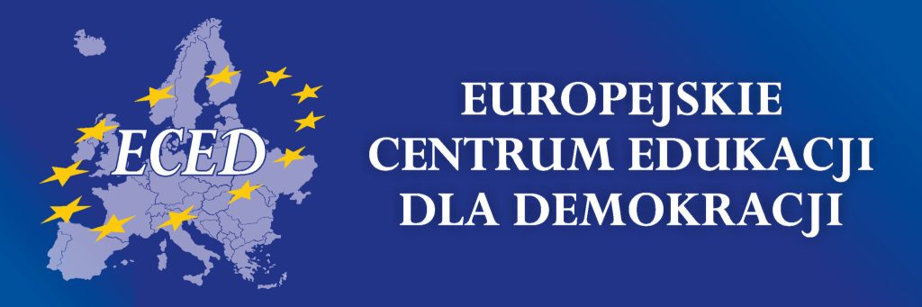 Obrazek przedstawia logo Europejskiego Centrum Edukacji dla Demokracji. Po lewej stronie znajduje się mapa Europy w kolorze fioletowym, na której widnieje skrót ECED oraz żółte gwiazdy nawiązujące do symboliki Unii Europejskiej. Po prawej stronie, na niebieskim tle, umieszczono biały napis: „EUROPEJSKIE CENTRUM EDUKACJI DLA DEMOKRACJI”.