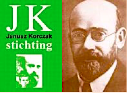 Obrazek przedstawia portret Janusza Korczaka po prawej stronie, a po lewej znajduje się zielone tło z dużymi literami JK, napisem Janusz Korczak stichting oraz małą grafiką z twarzami dzieci.