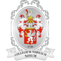 Obrazek przedstawia herb w ozdobnej ramie. W jego centralnej części znajduje się czerwona tarcza z białym orłem oraz złotą koroną. Nad tarczą widnieje hełm rycerski z bogatymi ozdobami. Pod herbem umieszczona jest wstęga z napisem „COLLEGIUM NOBILIUM NOVUM”. Całość wygląda bardzo elegancko i ma charakter akademicki lub instytucjonalny.