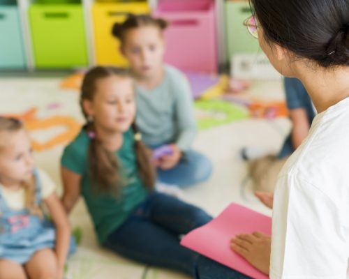 Prowadzony program wychowawczo profilaktyczny przedszkola przez pracowniczkę podczas zajęć z dziećmi.